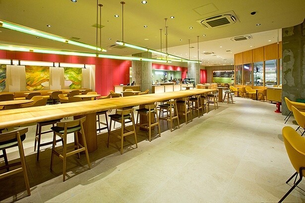 ティーをイメージした、間接照明が店内を照らす