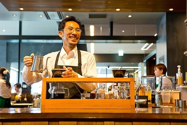 「なんばらしさは人。会話からつながりが始まるところに魅力があると思っています」と、なんばエリアの雰囲気を活かした店舗づくりを心がけている、ストアマネージャーの小松さん