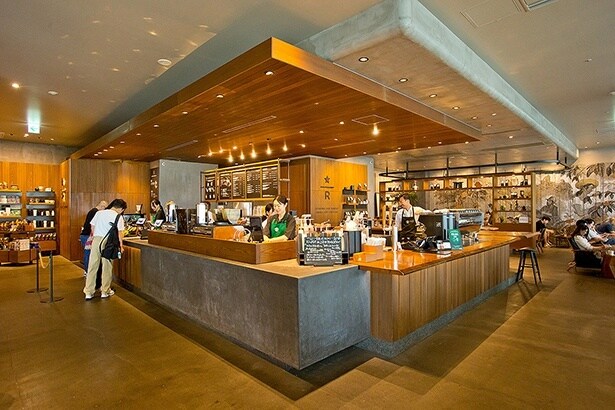 レギュラーストアとは違い、コーヒーを抽出している様子をライブのように見ることができるスターバックス リザーブ(R) バー