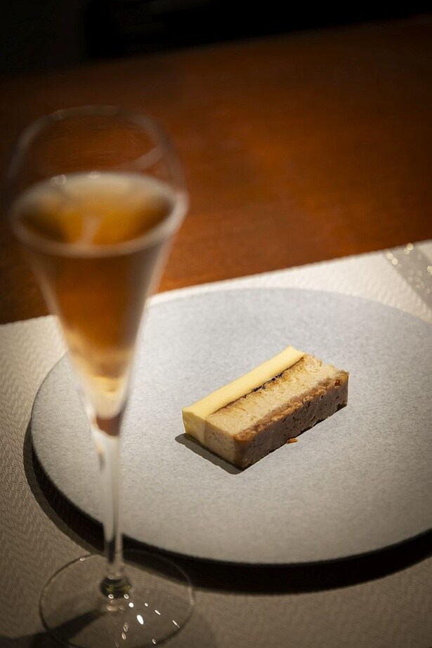 「バール ア フロマージュ スーヴォワル」で提供された「2種類のコンテを使ったチーズケーキ」とペアリングドリンクの「キーワロワイヤルカクテル」。11月8日(土)・9日(日)のイベントでもペアリングについて学ぶことができる