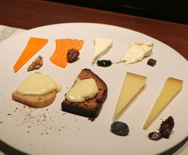 メディア向け体験会で提供された熟成チーズ4種(時期違い)が並んだプレート。「バール ア フロマージュ スーヴォワル」では「フロマージュ プレート」(1種990円~ ※仕入れ価格により変動)を提供している