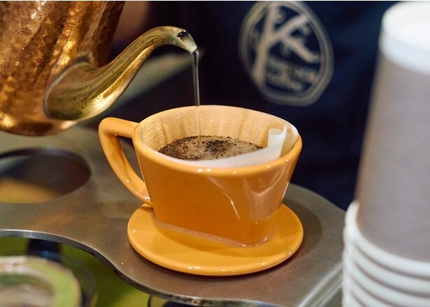 ドリッパーは「CAFEC」の有田焼扇形。濾過層が深く、スムーズな抽出ができる