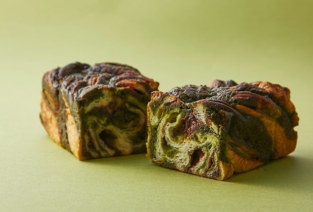 香り高い抹茶のほろ苦さと粒あんがベストマッチな「抹茶あずきバブカ」。1本2500円、ハーフ1300円