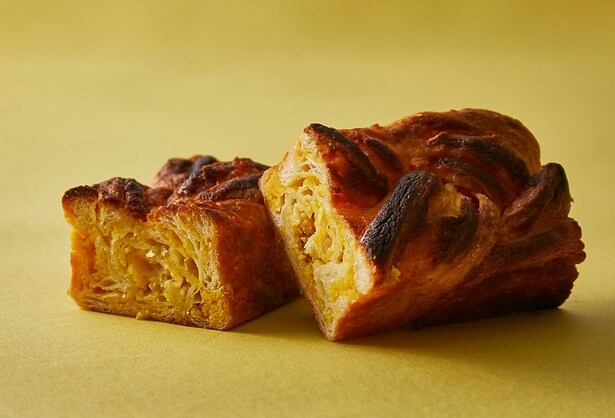 ホワイトチョコレートとレモンを組み合わせて、すっきりとさわやかな甘みが楽しめる「レモンバブカ」。冷やして食べるのもおすすめ。1本2500円、ハーフ1300円