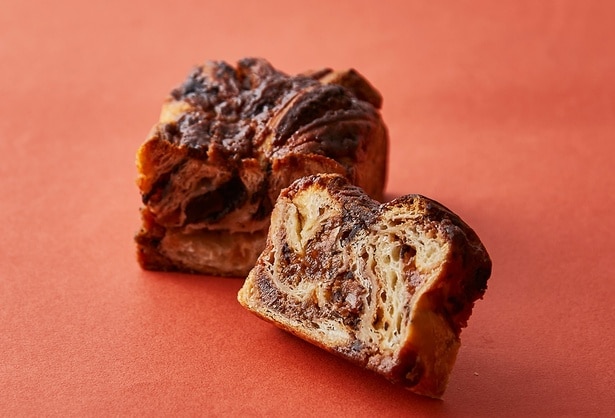 蜜漬けしたリンゴのジューシーな甘みが際立つ「アップルシナモンバブカ」。ほのかに香るシナモンが味を引き締める。1本2500円、ハーフ1300円