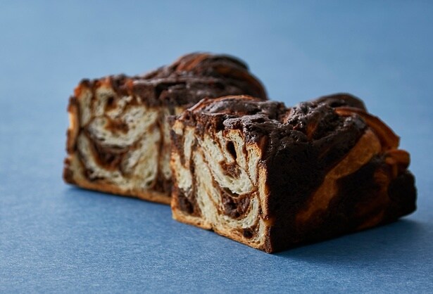 ほろ苦のコーヒー風味ブラウニー生地に砕いたチョコチップが入った「ジャバチップバブカ」。1本2500円、ハーフ1300円