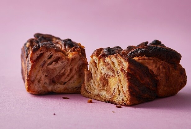 ピーナッツバター、イチゴジャム、バナナ風味のブラウニー生地にローストしたベーコンを合わせた「エルビスバブカ」。1本2500円、ハーフ1300円