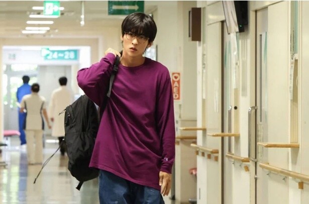 物語の鍵を握る、目黒蓮さん演じる眼鏡をかけた青年の正体は??