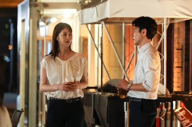 学生時代に恋人同士だった栗須と加奈子。10年振りの再会を果たす