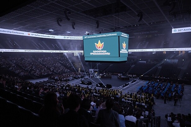 中央に2つのバーのセットが組まれ、それを囲む観客たち