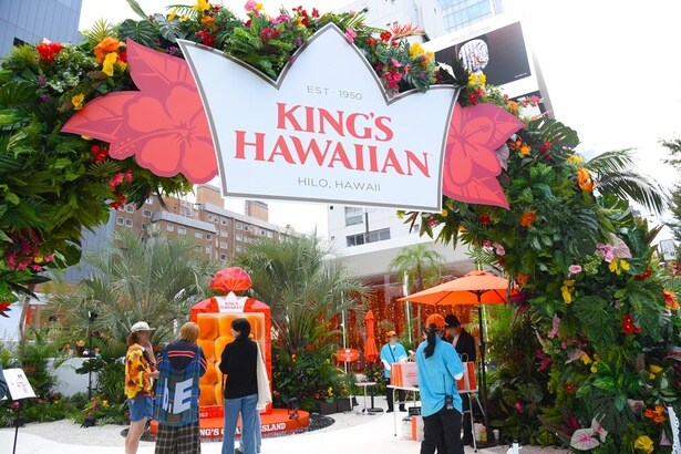 【写真を見る】ハワイの雰囲気を堪能できるイベント「KING’S ORANGE ISLAND」が、東京・表参道で開催中