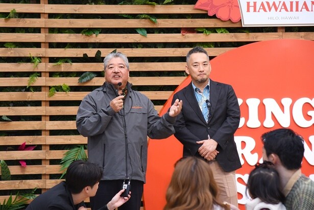 「KING’S ORANGE ISLAND」にて、スピーチを行うマーク・タイラ会長(左)
