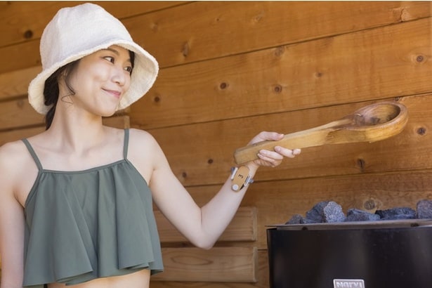 サウナストーブに水またはアロマ水をかけて蒸気を発生させる「ロウリュ」