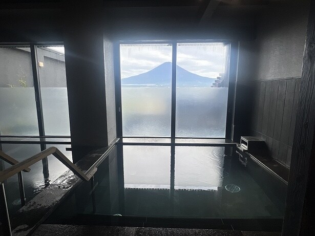 浴室内の炭酸泉にじっくり浸かりながら富士山を眺める