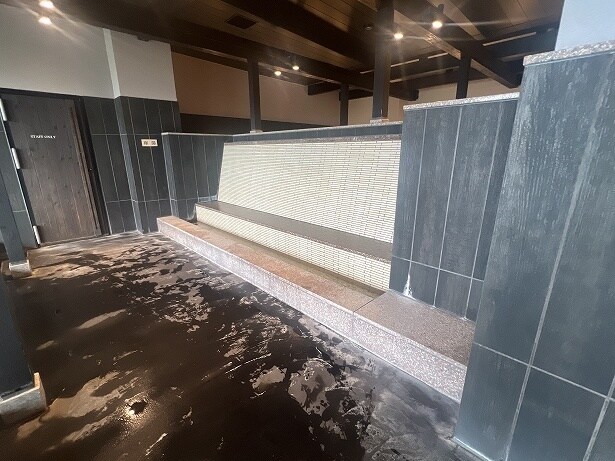 背中からおしりにお湯が流れ、足湯のように足も温まれる「座湯」でも富士山が正面