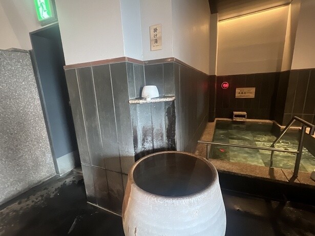 水風呂のすぐ横にかけ湯があるので、ここで汗を流そう