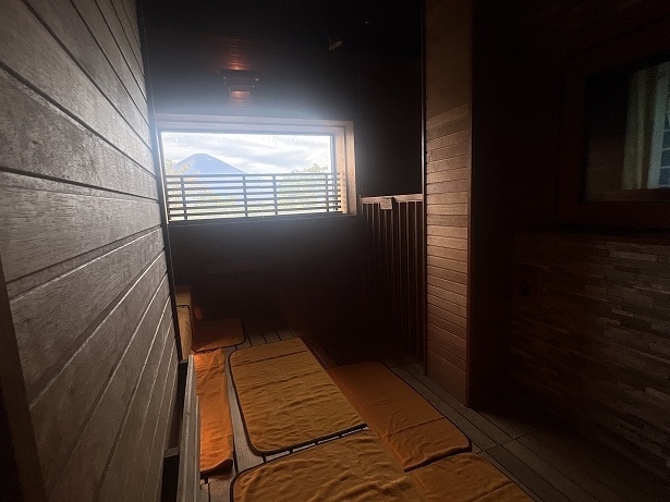 サウナ室の窓からは富士山が望める