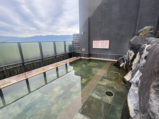 露天風呂に足を伸ばして座って入るのもいい