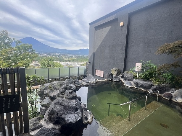 露天エリアにある立ち湯は、文字通り立って入ると目の前に富士山が見える