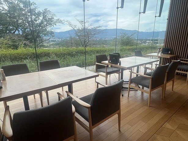 ブッフェスタイルが楽しめる「ダイニング花衣」