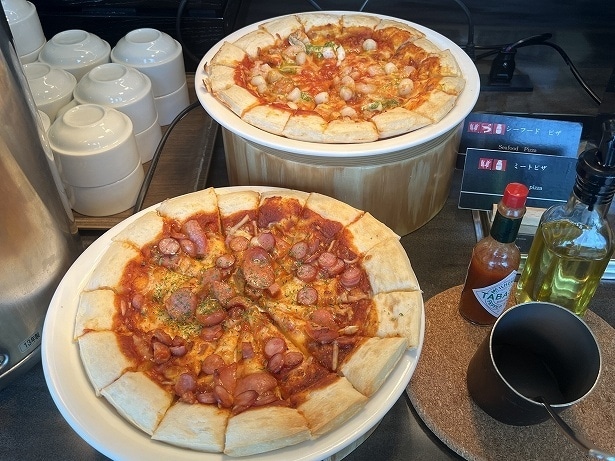 焼きたてのピザも人気