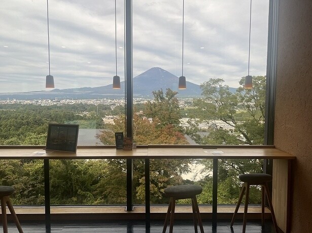 休憩スペースからも富士山が見える