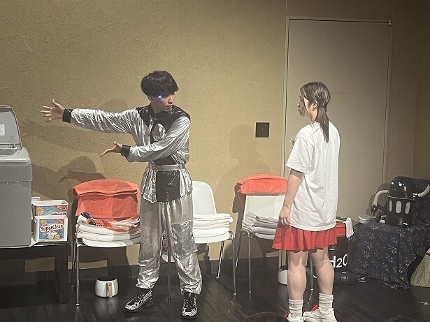 音楽や照明、小道具、衣装などを使い、台詞もある「ショーアウフグース」