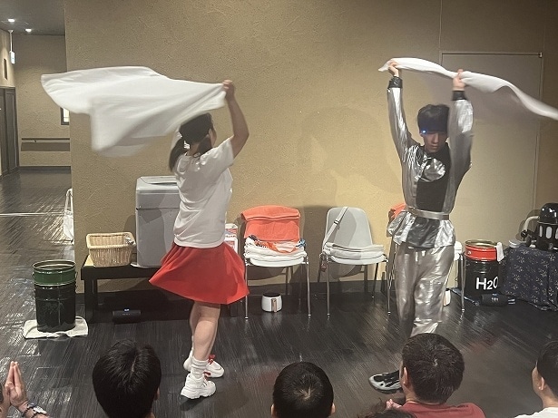 ストーリーが展開していくなかでタオルパフォーマンスを行う