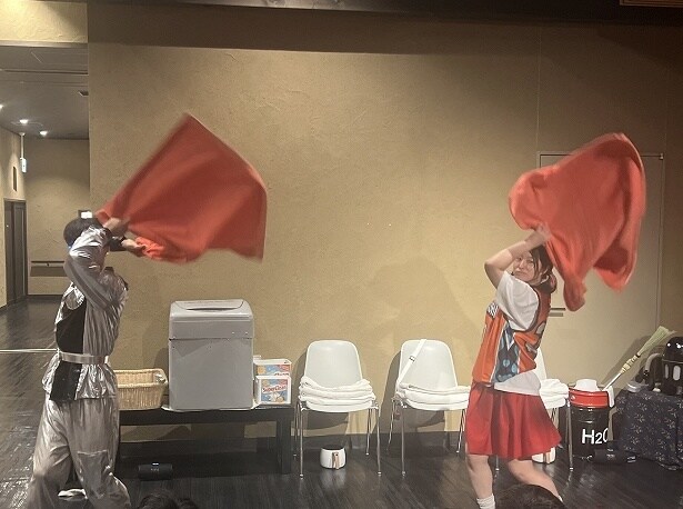 華麗なタオルさばきは見ている人たちを夢中にさせる