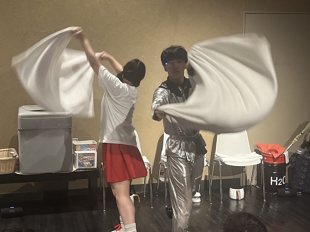 ストーリーに合わせた登場人物の感情もタオルの動きで表現