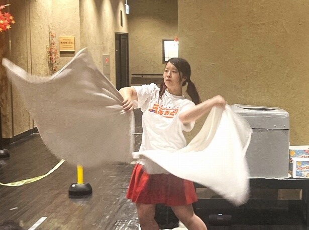 タオルを2枚使ったパフォーマンスは圧巻