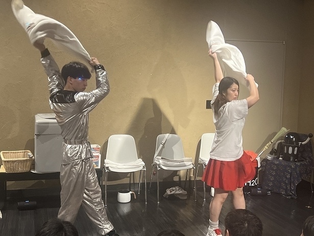 タイミングのそろった美しいタオルさばき