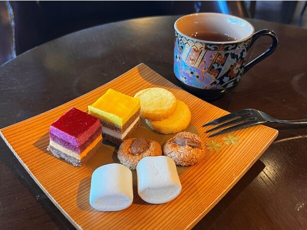 クッキーやミニケーキなど、コーヒーや紅茶とともにいただこう