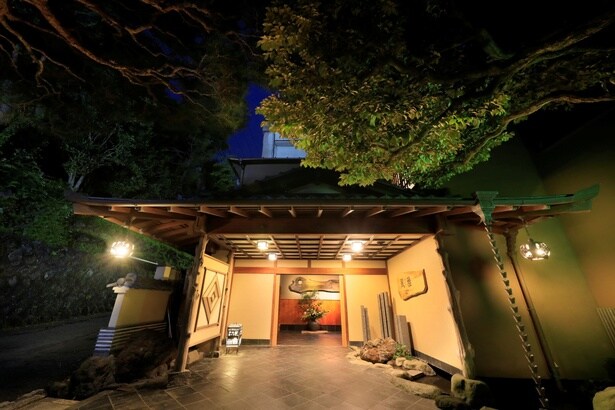 エントランスを抜けた瞬間、外の喧騒がすっと遠のく