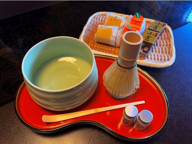 抹茶セットと地元の人気和菓子店のお茶菓子