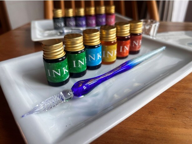 ガラス製のペン先をインクにつけて筆記するガラスペン。インクもさまざまな色が用意されているのがうれしい