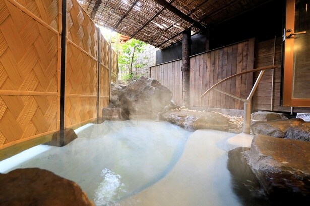 開放感のある露天風呂も人気