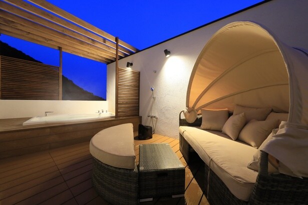 屋上にある貸切露天風呂。完全予約制で、1回45分3300円で利用可能