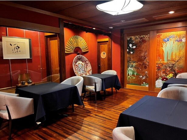 飾られた調度品と赤壁に和の雅を感じるレストラン