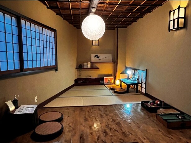 2階の「ミニライブラリー」。昔遊びができるおもちゃや本があり、ここで過ごすこともできる