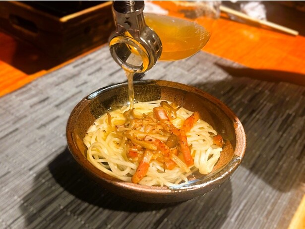 「きのことベーコンの稲庭うどん」には、トリュフが香るおだしをかけて