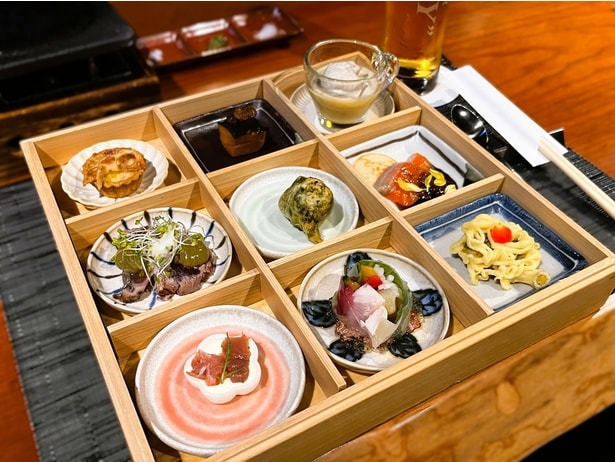 「畑の皿」「海の皿」「山の皿」各3品で構成された前菜の盛り合わせ。旬の食材を使ったキッシュやマリネなど、目でも舌でも楽しめる9品が並ぶ