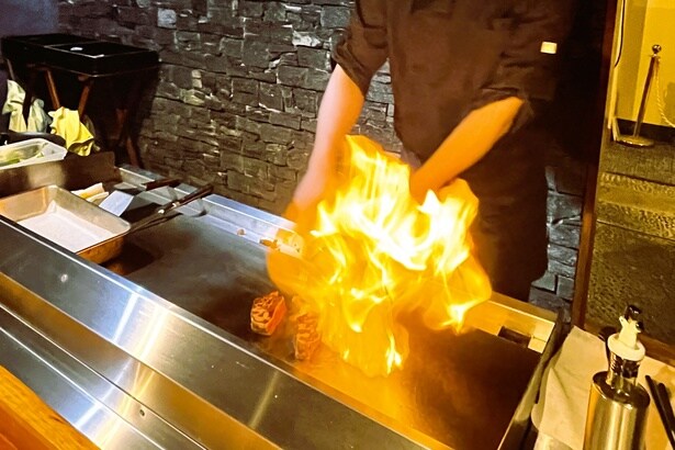 国産牛サーロイン肉は、シェフが目の前の鉄板で焼き上げる