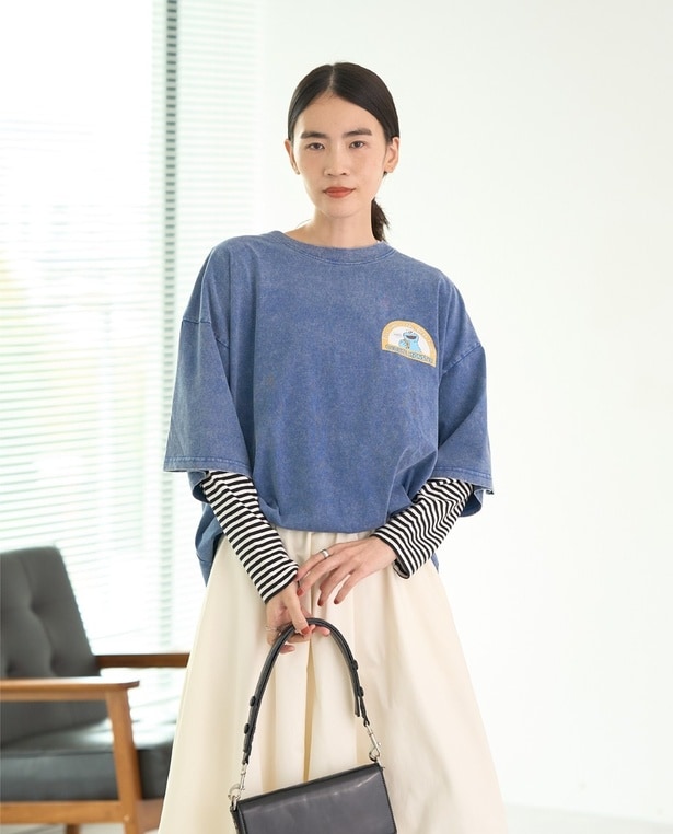 インナーにボーダーのロンTを重ねたレイヤードスタイルなら、秋から春まで長いシーズン活躍