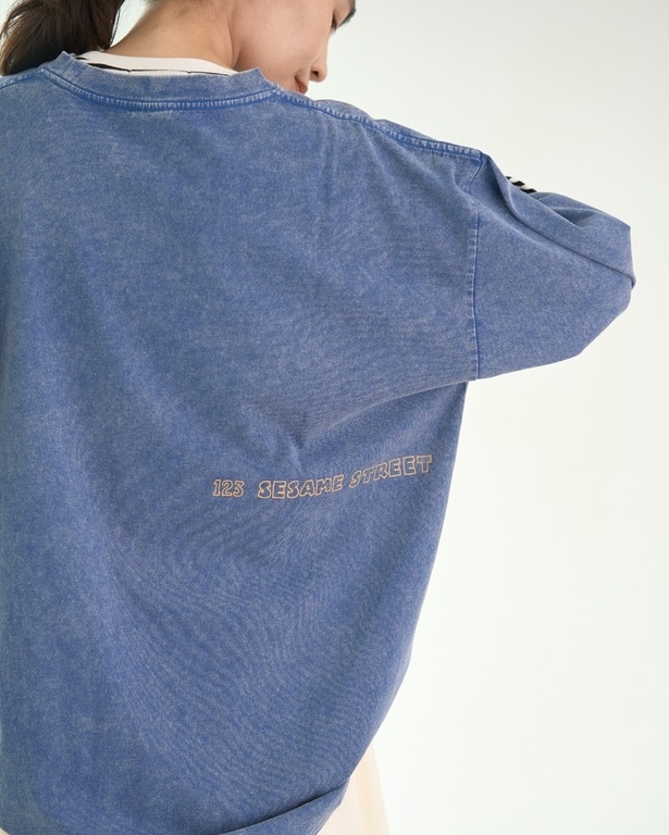 背面にもさりげなくロゴプリントが