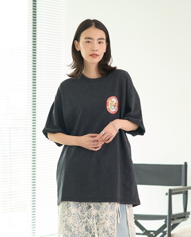 デニムにレースの巻きスカートを合わせた、大人のレイヤードコーデにも映える