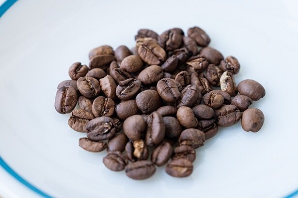 松田さんの農地でできたコーヒー豆。コーヒースタンドでは中煎りで提供