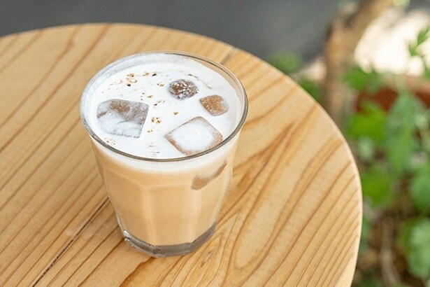 コーヒースタンドでは自社以外のコーヒーを使ったメニューも。写真はコーレーグースーを使った「島ラテ」