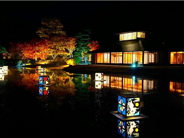翠楽苑の紅葉ライトアップも幻想的で美しい/南湖公園の紅葉