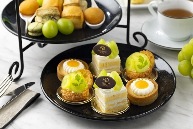 中段にはケーキやタルトが並ぶ